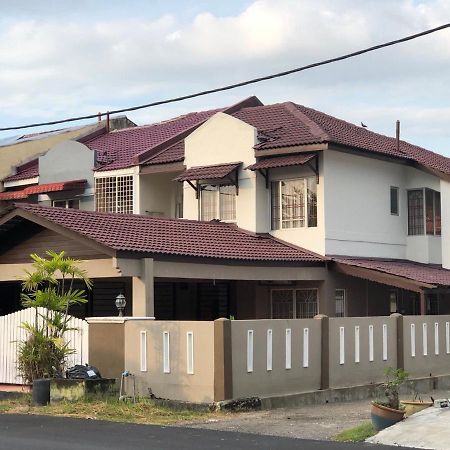 Fateh Homestay - Muji Concept Family House Rawang Dış mekan fotoğraf